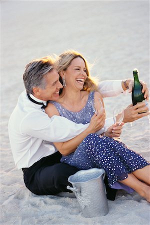 simsearch:846-05646372,k - Couple buvant Champagne sur la plage Photographie de stock - Rights-Managed, Code: 700-00523669