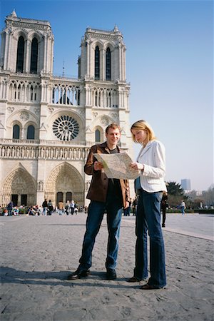 Couple Looking at Map in Front of Notre Dame, Paris, France Foto de stock - Con derechos protegidos, Código: 700-00530190