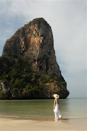 simsearch:700-00522399,k - Femme au chapeau en marchant sur la plage, la plage de Railay, à Krabi Photographie de stock - Rights-Managed, Code: 700-00530264