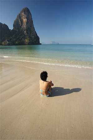 simsearch:700-00522399,k - Femme assise sur la plage, la plage de Railay, à Krabi Photographie de stock - Rights-Managed, Code: 700-00530261