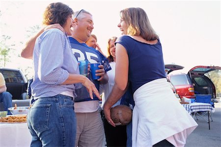 People at Tailgate Party Foto de stock - Con derechos protegidos, Código: 700-00530727