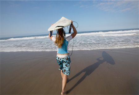 simsearch:700-00522399,k - Femme en cours d'exécution sur la plage avec planche de surf Photographie de stock - Rights-Managed, Code: 700-00546177