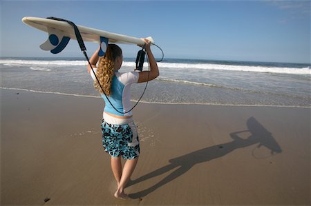 simsearch:700-00522399,k - Femme en cours d'exécution sur la plage avec planche de surf Photographie de stock - Rights-Managed, Code: 700-00546178