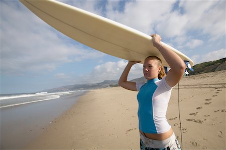 simsearch:700-00522399,k - Femme sur la plage avec planche de surf Photographie de stock - Rights-Managed, Code: 700-00546185