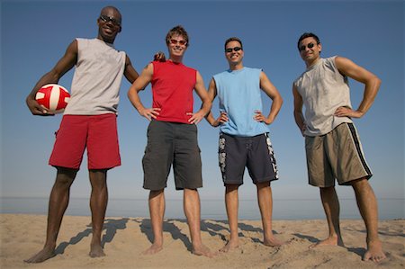 simsearch:700-00550575,k - Portrait de groupe des hommes sur la plage Photographie de stock - Rights-Managed, Code: 700-00549437