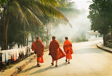 simsearch:700-00554754,k - Moines bouddhistes Walking Down Street, Luang Prabang, Laos Photographie de stock - Rights-Managed, Code: 700-00549485