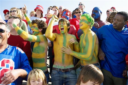 simsearch:400-04358892,k - Fans Cheering for Opposing Team, Standing in the Middle of a Crowd Foto de stock - Con derechos protegidos, Código: 700-00549854