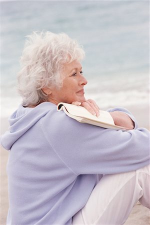 simsearch:700-01163568,k - Woman Reading On The Beach Stock Photo - Rights-Managed, Code: 700-00543857