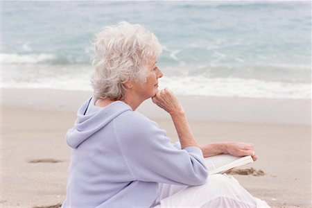 simsearch:700-00522399,k - Woman Reading On The Beach Foto de stock - Con derechos protegidos, Código: 700-00543858