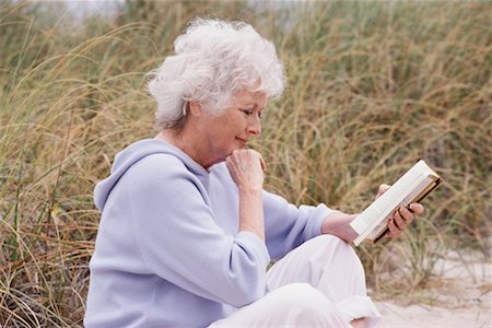 simsearch:700-01163568,k - Woman Reading On The Beach Stock Photo - Rights-Managed, Code: 700-00543859