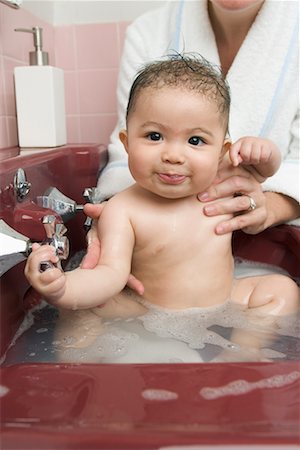 simsearch:700-00554038,k - Baby Having Bath in Sink Stock Photo - Rights-Managed, Code: 700-00555492