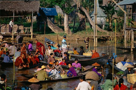 simsearch:841-07081635,k - People At Floating Market, Inle Lake, Myanmar Stock Photo - Rights-Managed, Code: 700-00556026