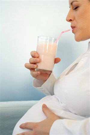 simsearch:400-04398921,k - Pregnant Woman Drinking Milk Shake Stock Photo - Rights-Managed, Code: 700-00557281