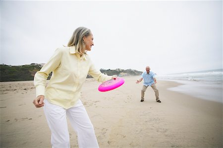Couple Playing Frisbee Foto de stock - Con derechos protegidos, Código: 700-00550315