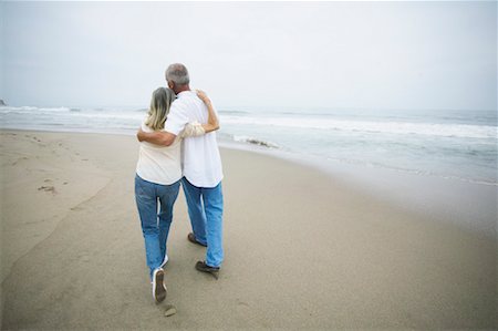 Couple Walking on Beach Foto de stock - Con derechos protegidos, Código: 700-00550330