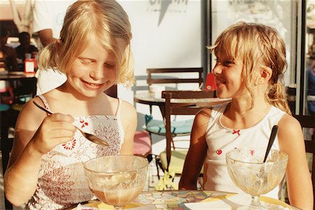 families eating ice cream - Girls Eating Ice Cream Foto de stock - Con derechos protegidos, Código: 700-00551388