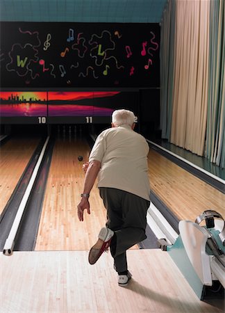 simsearch:700-00549130,k - Homme Bowling Photographie de stock - Rights-Managed, Code: 700-00553630