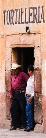 signs for mexicans - Deux hommes se penchant contre le bâtiment, San Miguel de Allende, Guanajuato, Mexique Photographie de stock - Rights-Managed, Code: 700-00560816