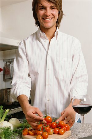 Young Man Cooking Foto de stock - Con derechos protegidos, Código: 700-00561812