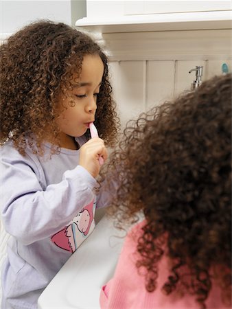 Girls Brushing Teeth Foto de stock - Con derechos protegidos, Código: 700-00588643