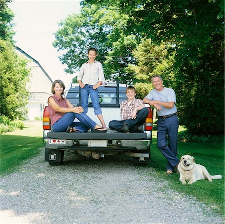 simsearch:600-00847718,k - Family in Back of Pickup Truck Stock Photo - Rights-Managed, Code: 700-00590730