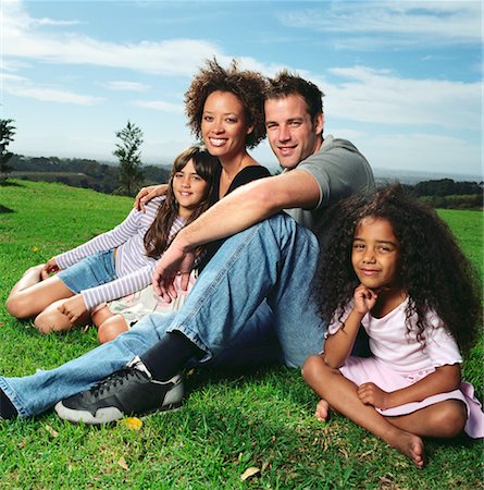 simsearch:700-00607075,k - Portrait de famille assis sur l'herbe Photographie de stock - Rights-Managed, Code: 700-00606699