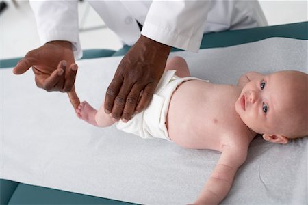 simsearch:700-00616624,k - Doctor Examining Newborn Foto de stock - Con derechos protegidos, Código: 700-00616609
