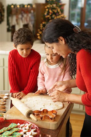 simsearch:846-02794589,k - Mother and Children Baking Stock Photo - Rights-Managed, Code: 700-00617028