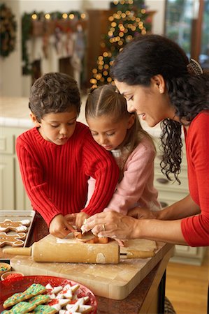 simsearch:846-02794589,k - Mother and Children Baking Stock Photo - Rights-Managed, Code: 700-00617029