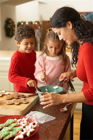 simsearch:846-02794589,k - Mother and Children Baking Stock Photo - Rights-Managed, Code: 700-00617030