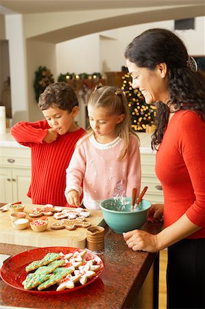 simsearch:846-02794589,k - Mother and Children Decorating Christmas Cookies Stock Photo - Rights-Managed, Code: 700-00617042