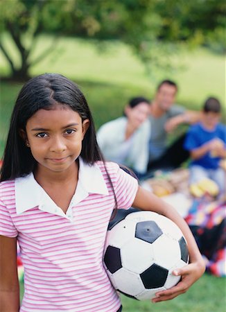 simsearch:700-03568009,k - Jeune fille tenant le ballon de Soccer et pique-nique de famille Photographie de stock - Rights-Managed, Code: 700-00610207