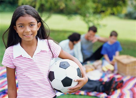 simsearch:700-03568009,k - Jeune fille tenant le ballon de Soccer et pique-nique de famille Photographie de stock - Rights-Managed, Code: 700-00610208