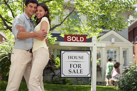 sold sign - Portrait d'un Couple de nouvelle maison Photographie de stock - Rights-Managed, Code: 700-00634399