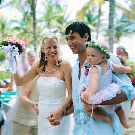 simsearch:700-00748266,k - Mariée et le marié avec la fille au mariage Photographie de stock - Rights-Managed, Code: 700-00635563
