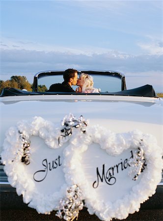 Les nouveaux mariés s'embrasser dans la voiture Photographie de stock - Rights-Managed, Code: 700-00642440