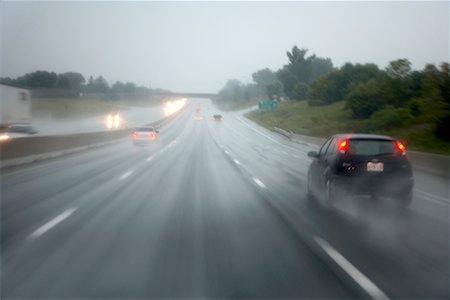 simsearch:700-02348739,k - Voitures sur l'autoroute pendant la tempête de pluie Photographie de stock - Rights-Managed, Code: 700-00651512
