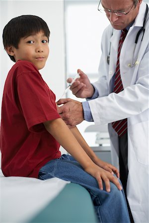 doctor giving a shot - Garçon de Vaccination Photographie de stock - Rights-Managed, Code: 700-00678842