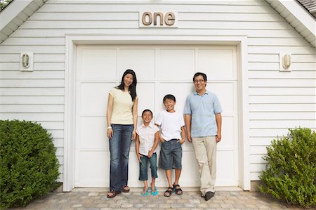 simsearch:700-01345033,k - Portrait of Family by Garage Stock Photo - Rights-Managed, Code: 700-00686886