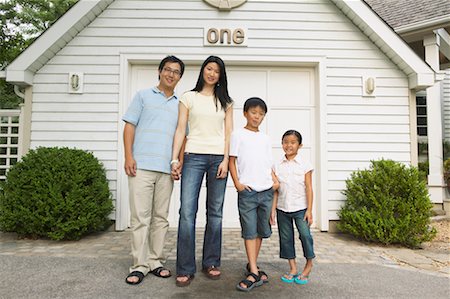 simsearch:700-01345033,k - Portrait of Family by Garage Stock Photo - Rights-Managed, Code: 700-00686888