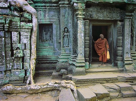 simsearch:700-00681098,k - Monk in Doorway, Ta Prohm Temple, Cambodia Foto de stock - Con derechos protegidos, Código: 700-00681099