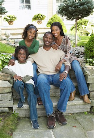 simsearch:700-00164794,k - Family Sitting on Steps In Front Of House Foto de stock - Con derechos protegidos, Código: 700-00681537
