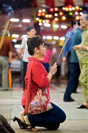 simsearch:700-00195691,k - Femme faire une offrande au Temple, Chinatown, Singapour Photographie de stock - Rights-Managed, Code: 700-00747761