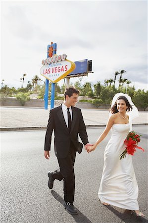 simsearch:700-00748266,k - Mariée et le marié croisement Street, Las Vegas, Nevada, USA Photographie de stock - Rights-Managed, Code: 700-00748276