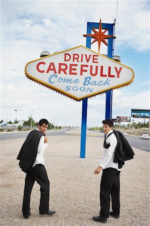 simsearch:700-00748266,k - Deux hommes marchant par signe, Las Vegas, Nevada, USA Photographie de stock - Rights-Managed, Code: 700-00748277