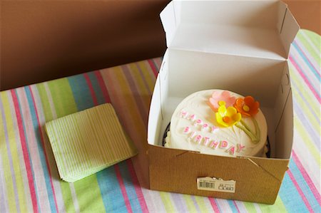 simsearch:600-02461257,k - Birthday Cake in Box Stock Photo - Rights-Managed, Code: 700-00767920