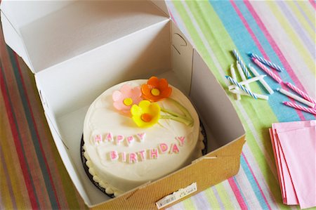 simsearch:600-02461257,k - Birthday Cake in Box Stock Photo - Rights-Managed, Code: 700-00767921