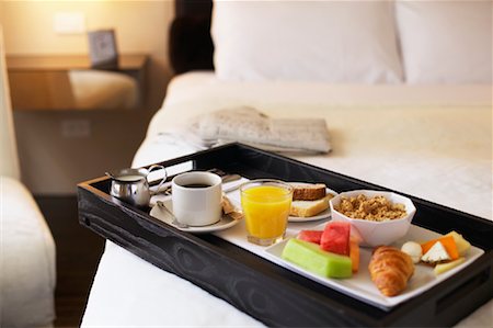 room service - Petit déjeuner plateau sur lit d'hôtel Photographie de stock - Rights-Managed, Code: 700-00782489