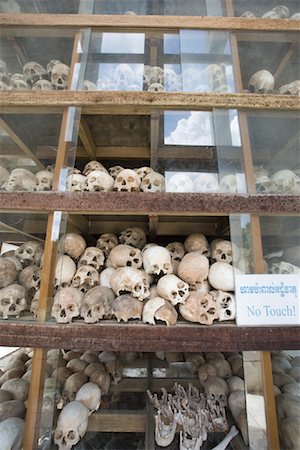 piles of bones - Crânes, Mémorial du meurtre champs, Cambodge Photographie de stock - Rights-Managed, Code: 700-00795771