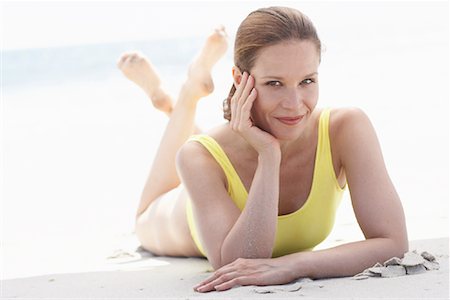 simsearch:700-00522399,k - Femme allongée sur la plage Photographie de stock - Rights-Managed, Code: 700-00846940